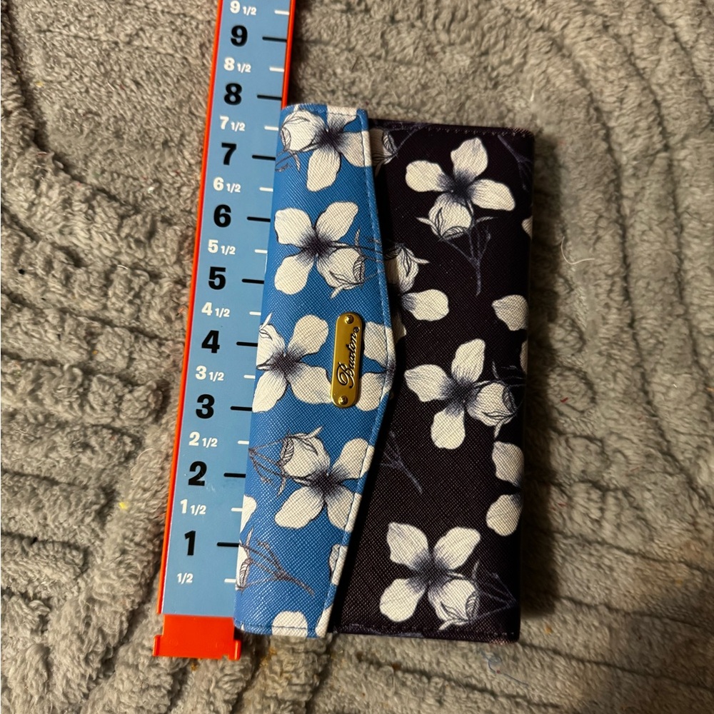 LIKE NEW BUXTON WALLET - Picture 4 of 8